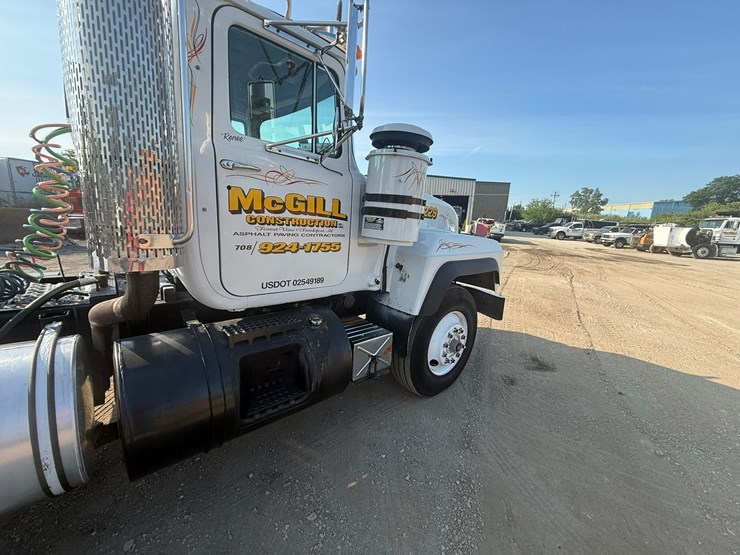 #2073-•-1991-mack-rd360s-day-cab-truck-tractor-image-16