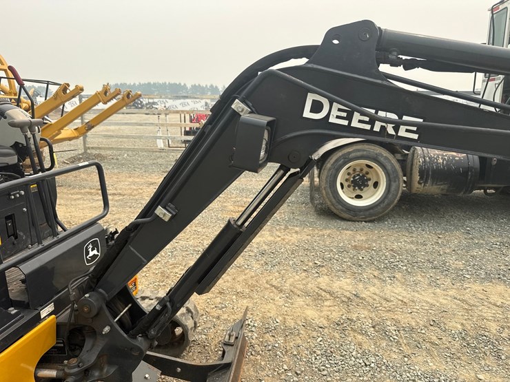 2023-deere-17g-image-14