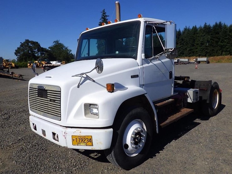 2000-freightliner-fl70-image-1