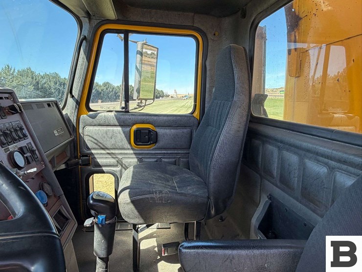 2001-mack-cl713-image-56