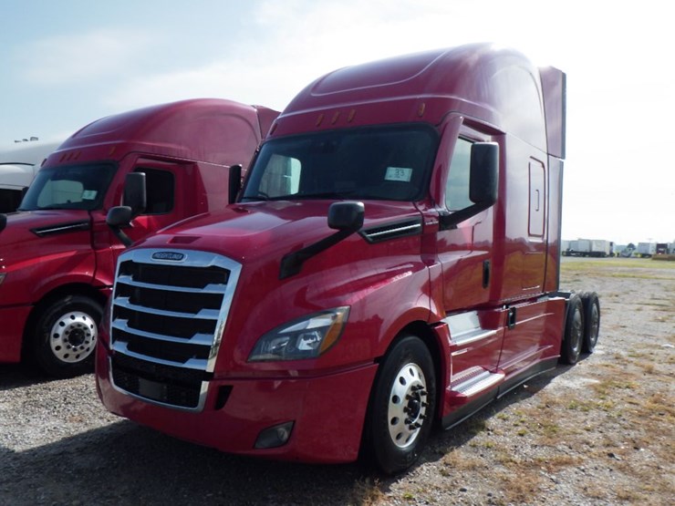 2021-freightliner-cascadia-126-image-1