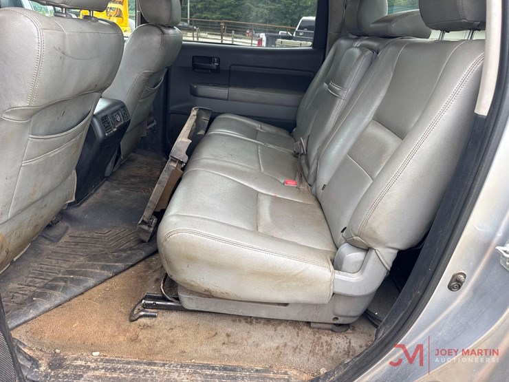 2011-toyota-tundra-sr5-image-22