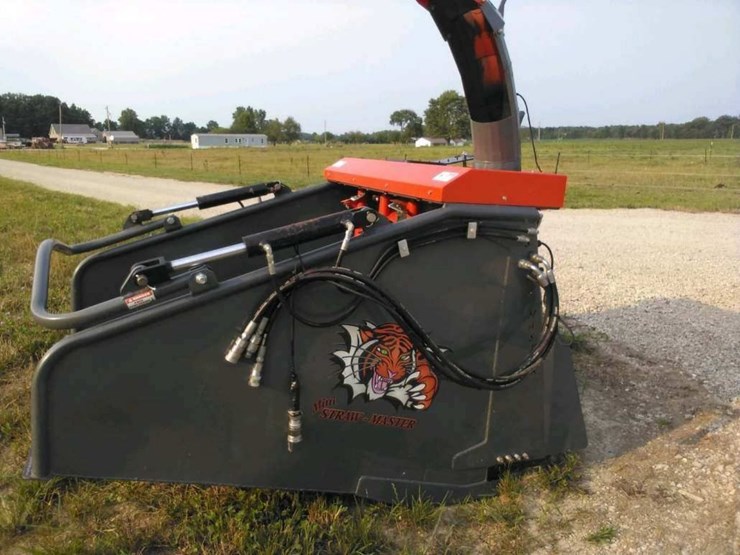 2023-mini-straw-master-smmi-4-bale-chopper-spreader-w/skid-loader-mounting-plate---like-new-image-2