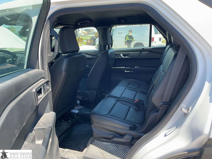 2022-ford-explorer-image-15