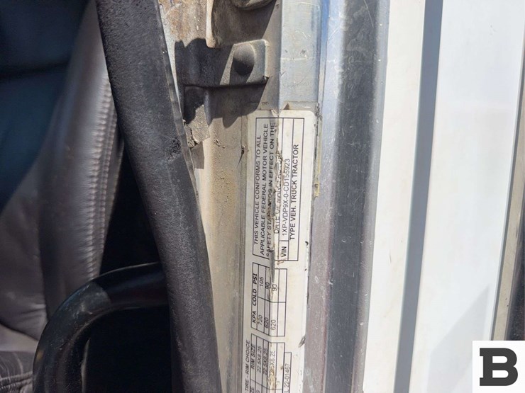2012-peterbilt-384-image-54