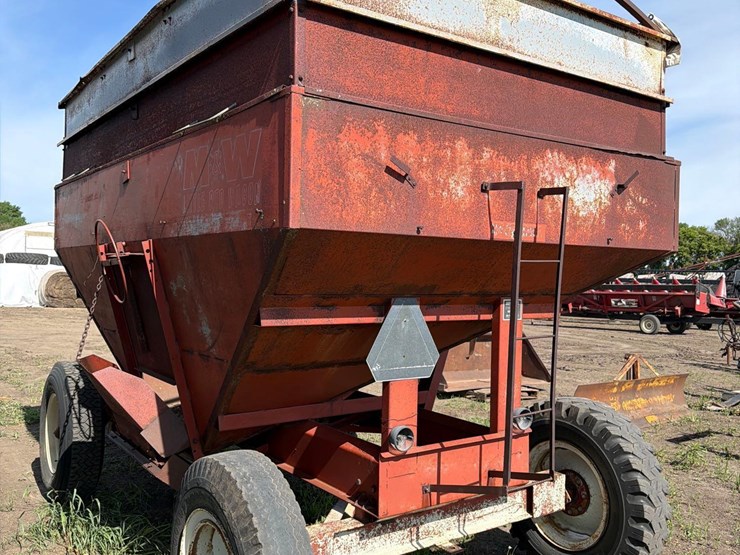 m&w-350-bushel-gravity-wagon-image-4
