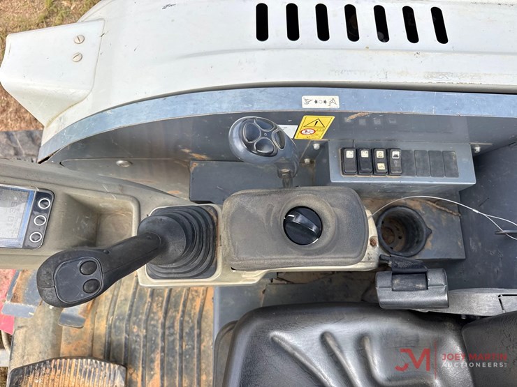 takeuchi-tb230-image-25