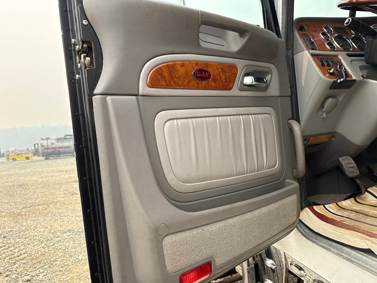 2007-peterbilt-379-image-54