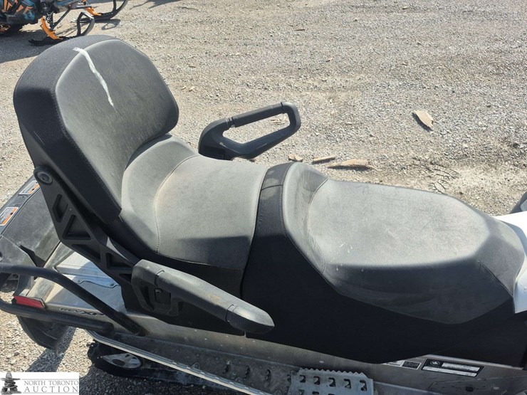 2015-ski-doo-grand-touring-sport-image-12