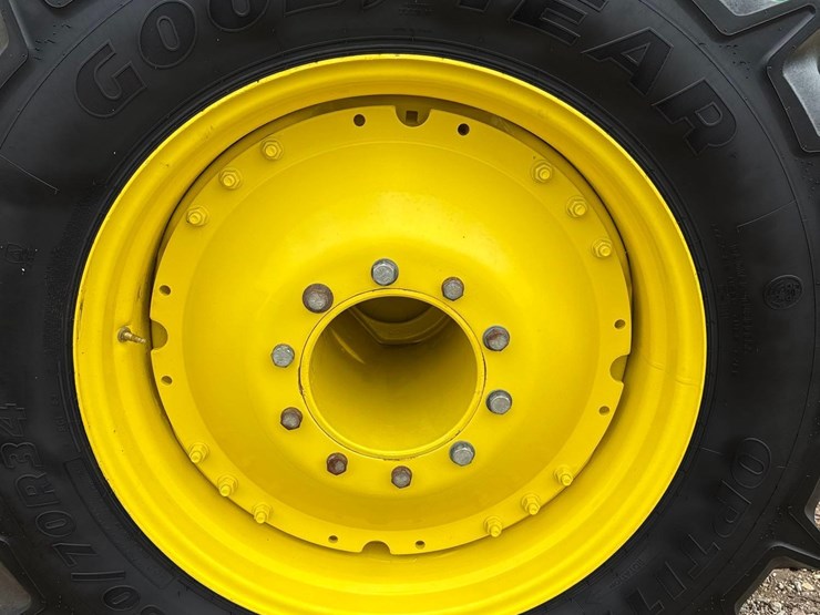 2014-john-deere-8320r-image-11