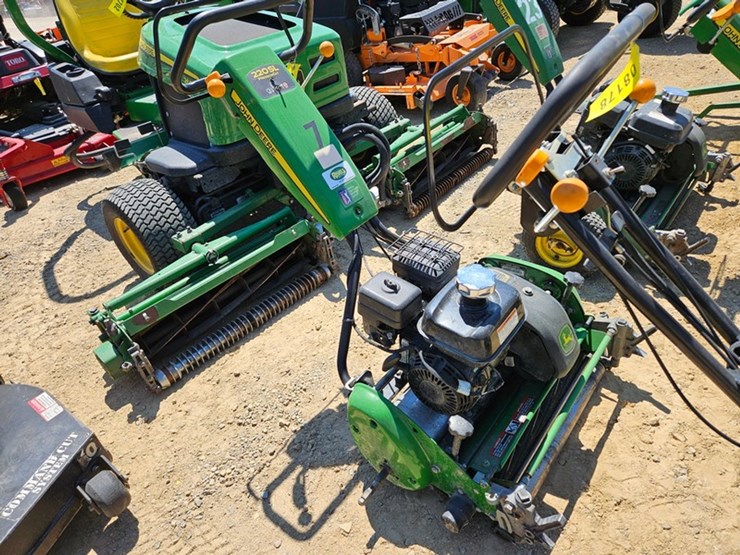 john-deere-220-image-7