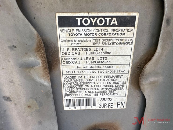 2011-toyota-tundra-sr5-image-17