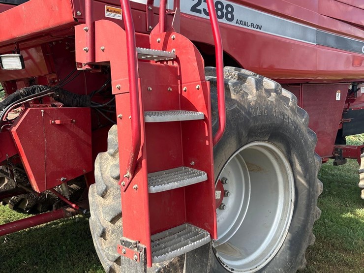 2006-international-2388-axle-flow-combine-image-17