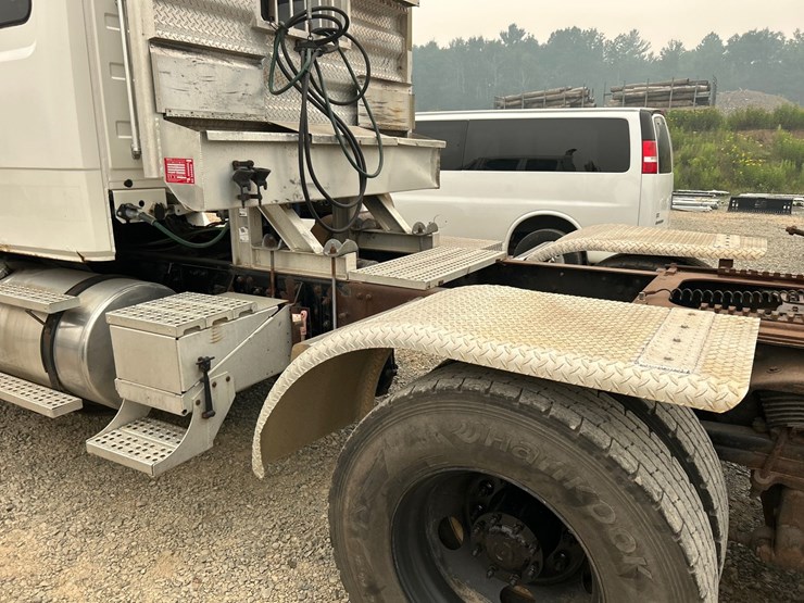 2003-freightliner-fl112-image-70