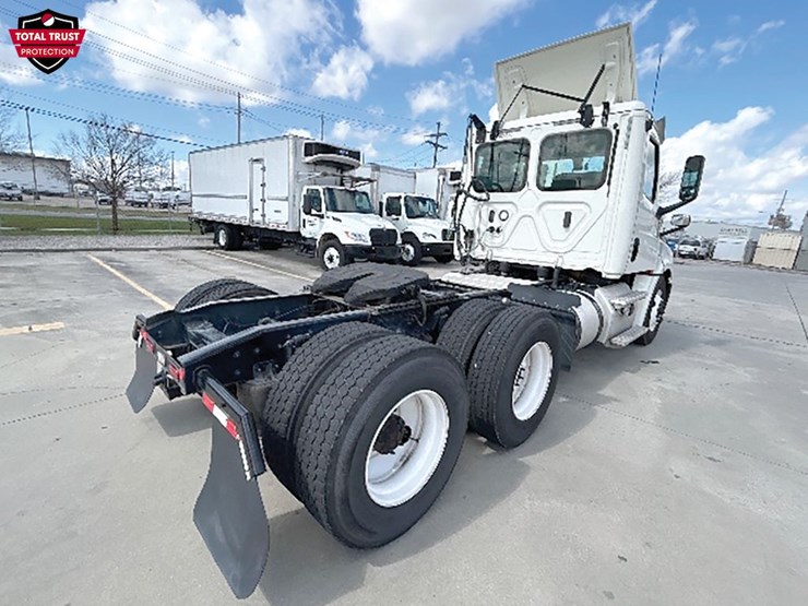 2019-freightliner-cascadia-126-image-2