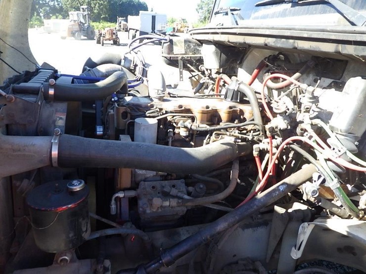 2000-freightliner-fl70-image-16