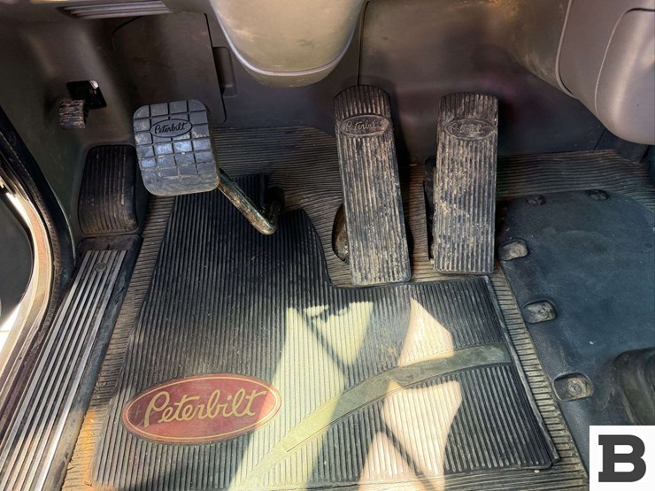 2012-peterbilt-384-image-33