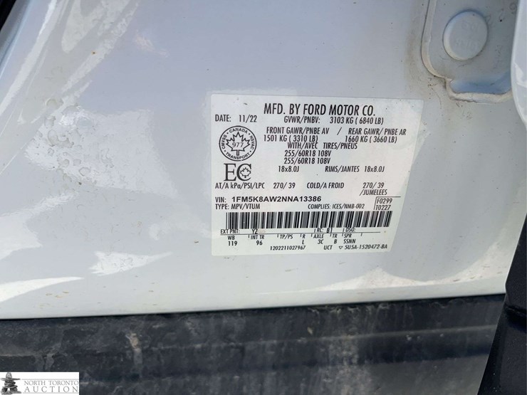 2022-ford-explorer-image-18