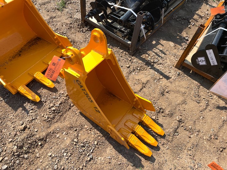 2026-caterpillar-305-image-1
