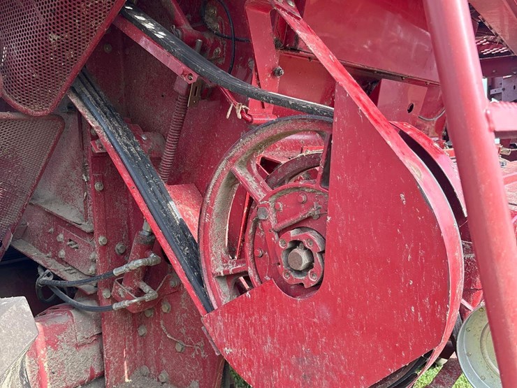 2006-international-2388-axle-flow-combine-image-39