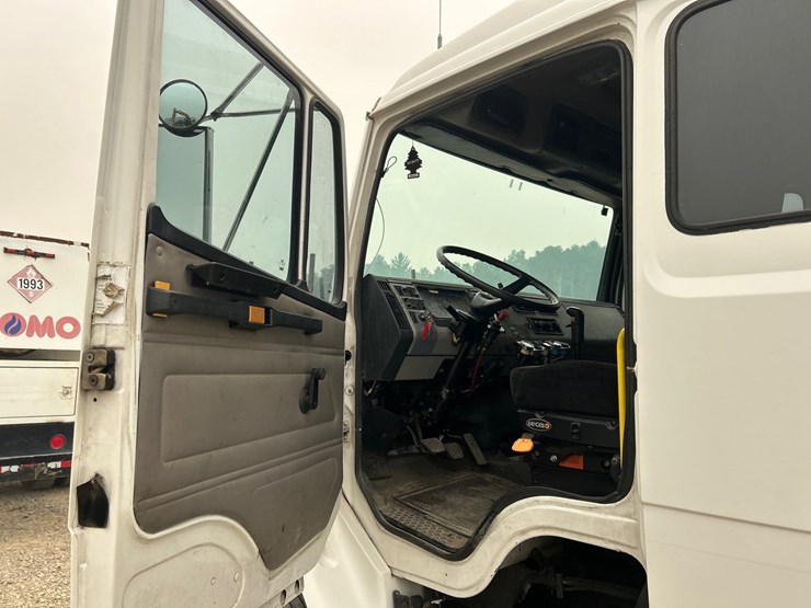 2003-freightliner-fl112-image-105