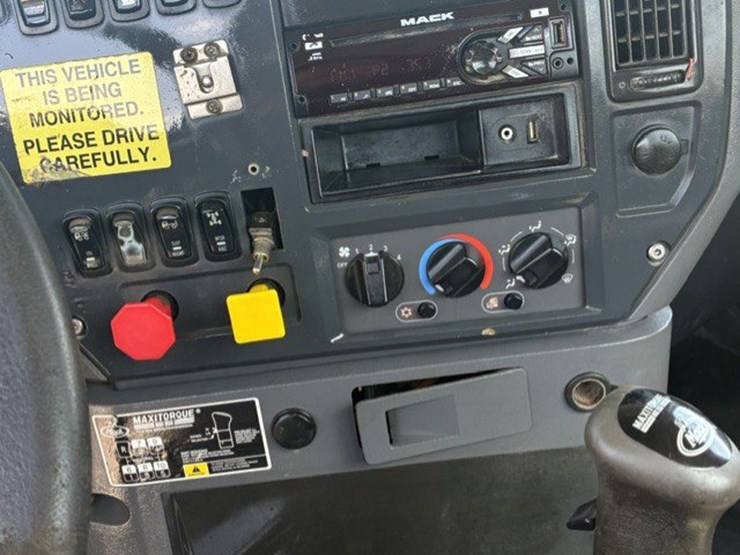 2014-mack-chu613-daycab-truck-image-10