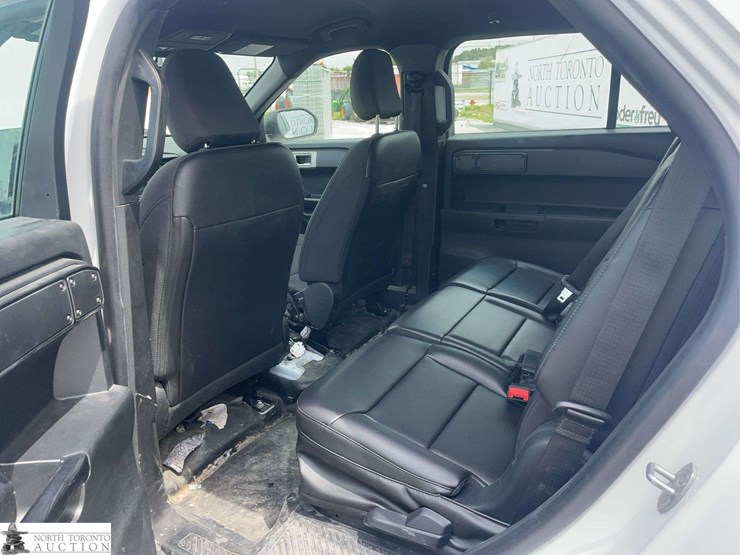 2022-ford-explorer-image-16