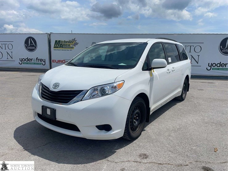2013-toyota-sienna-image-1