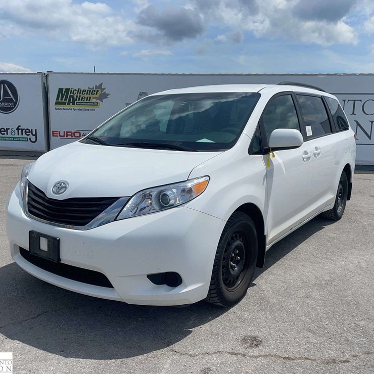 2013 TOYOTA SIENNA