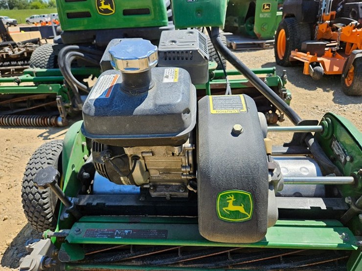 john-deere-220-image-9