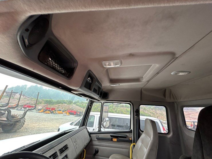 2003-freightliner-fl112-image-27