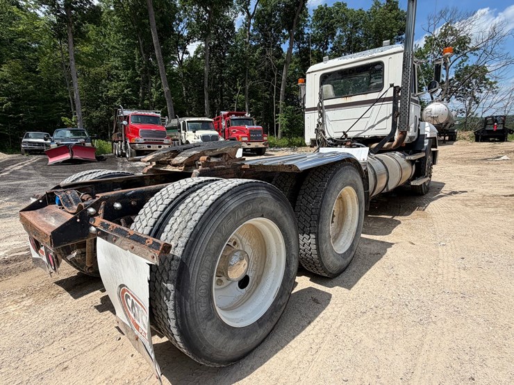 #1509-•-mack-day-cab-truck-tractor-image-5