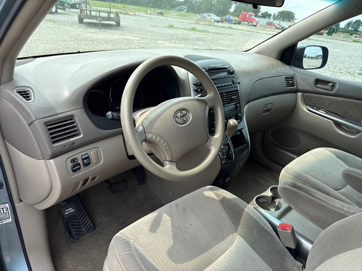 2009-toyota-sienna-image-24