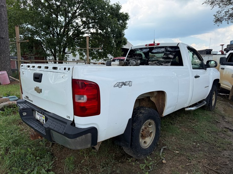 2010-chevrolet-silverado-2500-image-2