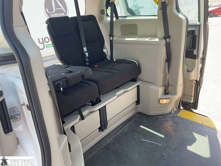 2014-dodge-grand-caravan-sxt-image-18