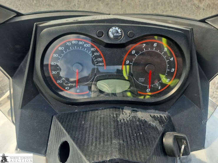 2015-ski-doo-grand-touring-sport-image-15
