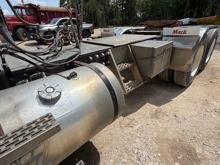 #1509-•-mack-day-cab-truck-tractor-image-24