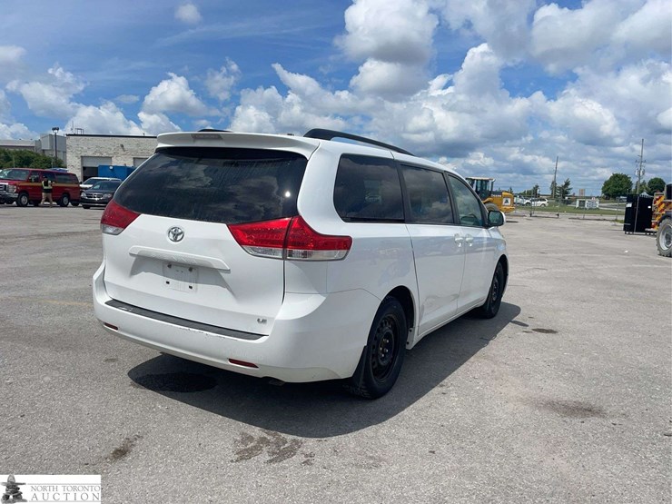 2013-toyota-sienna-image-5