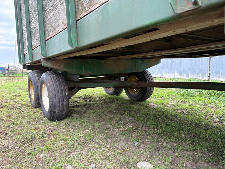 badger-18ft-front-unload-silage-wagon-image-17