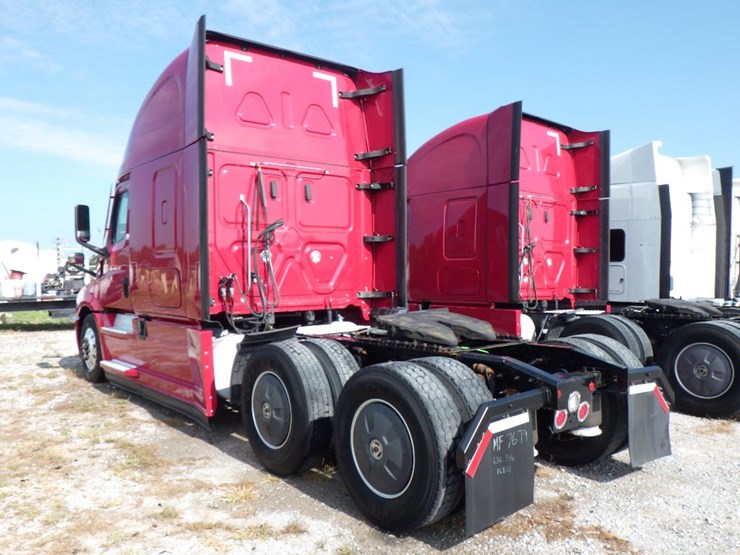 2021-freightliner-cascadia-126-image-14