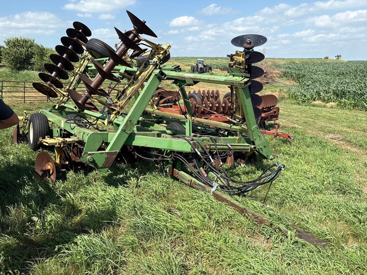 john-deere-230-image-2