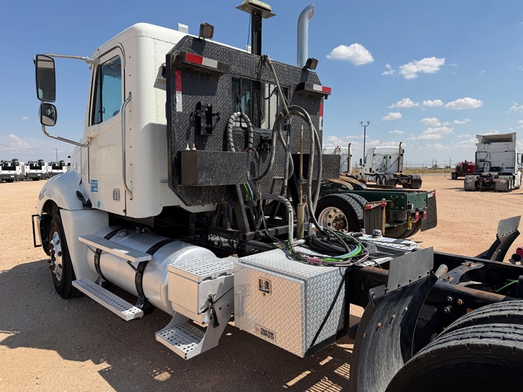2006-freightliner-columbia-120-image-3