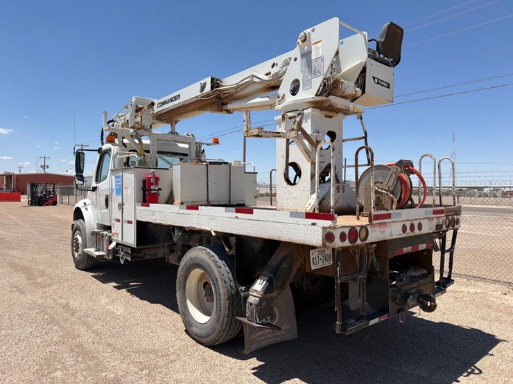 2017-freightliner-m2-106-image-8
