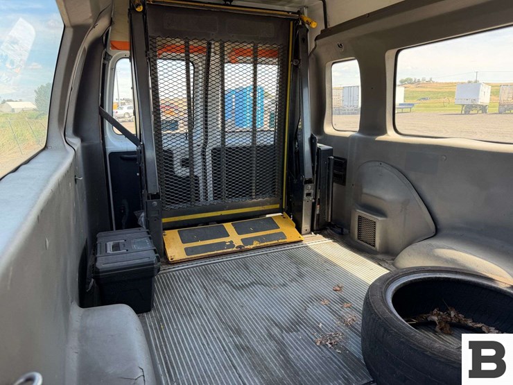 2007-ford-econoline-e-250-wheelchair-van-image-24