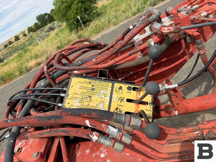 new-holland-216-image-10