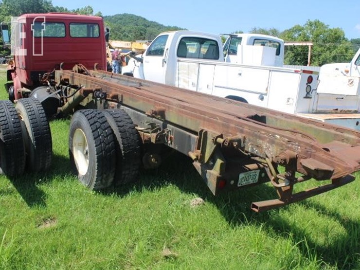 1900-freightliner-fl70-image-3