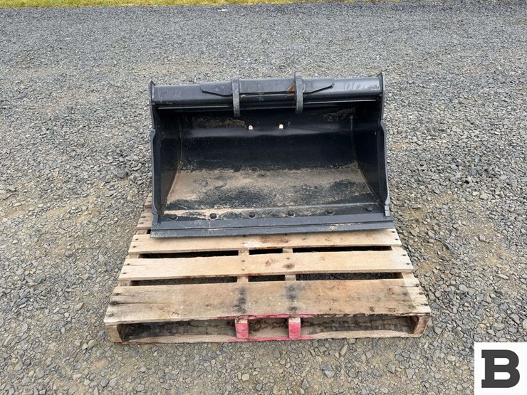bobcat-36"-clean-out-bucket-image-2