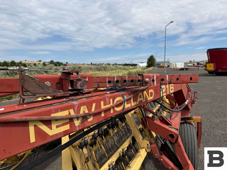 new-holland-216-image-12