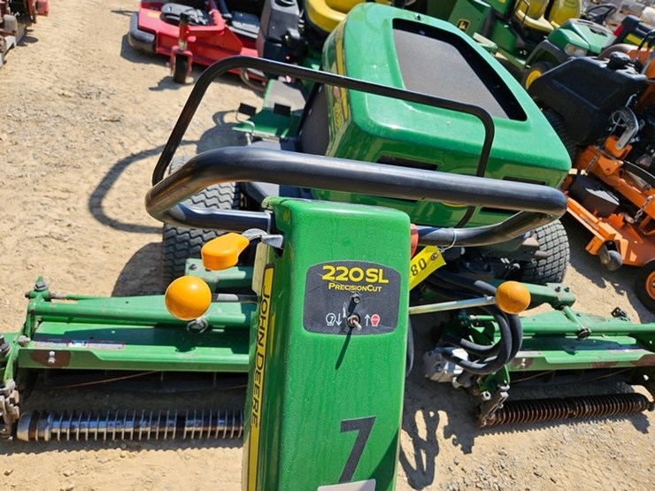 john-deere-220-image-16