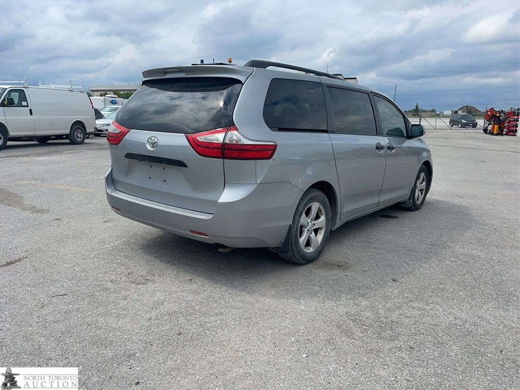 2016-toyota-sienna-image-5